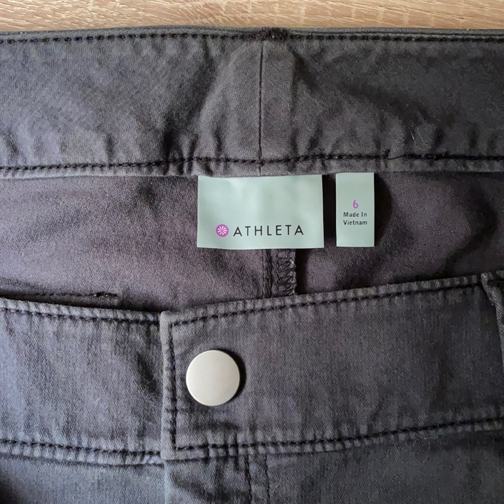 Athleta gray 7/8 cropped leg cargo pants size 4